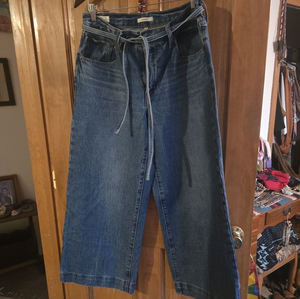 Wimens Levi Blue Jeans with Belt